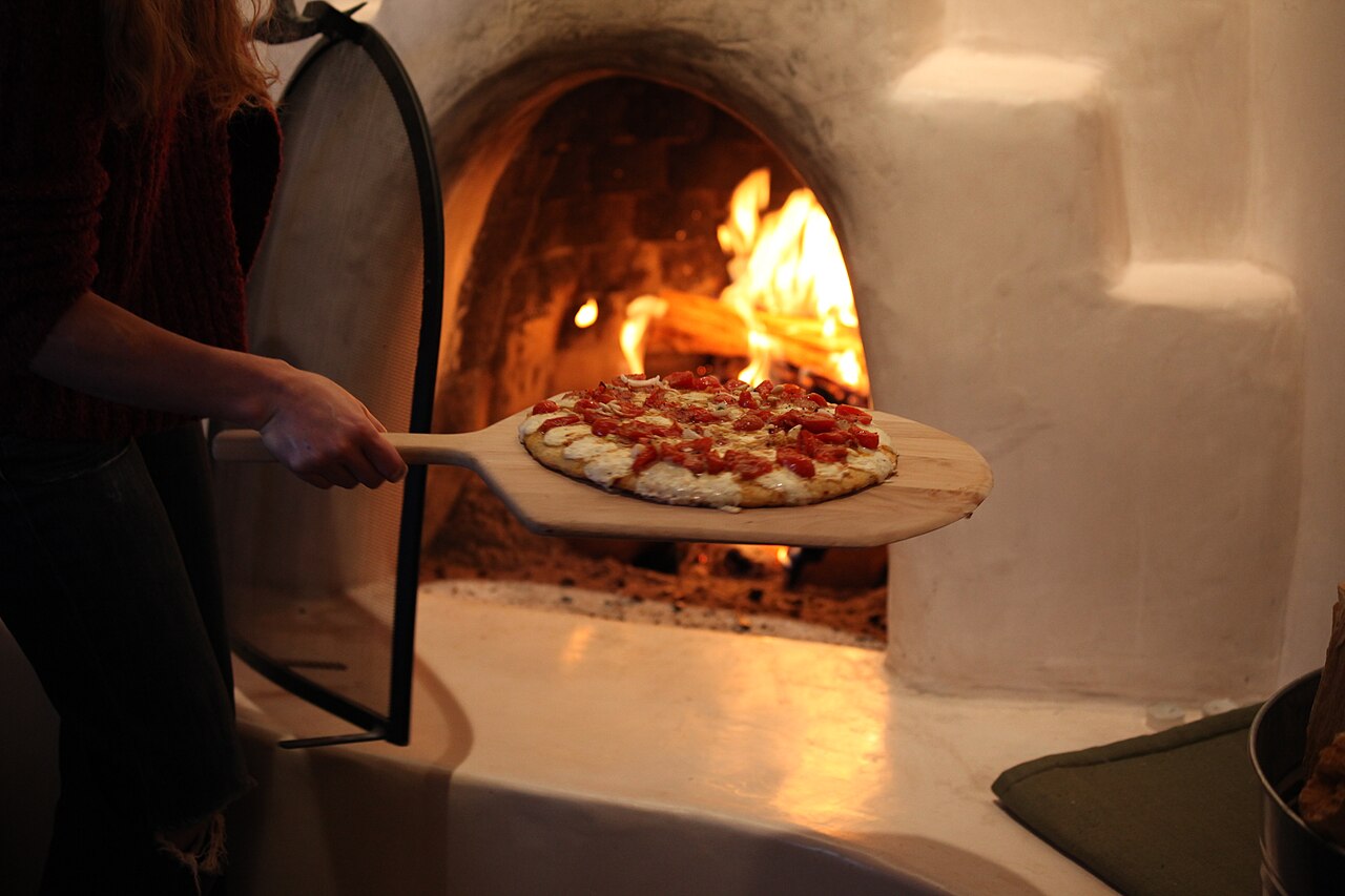 Una pizza infornata con la pala nel forno
